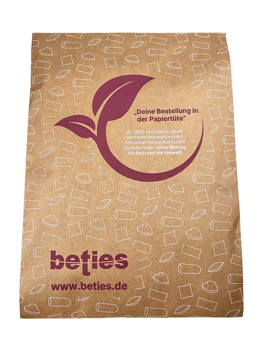 Eine braune Papiertüte mit weißen Symbolmustern und einer Blattgrafik, auf weißem Hintergrund. Mittig ist ein weißer Text plaziert mit einer Roten Überschrift. Die Marke beties und die Website bneties.com sind am unteren Rand aufgedruckt.