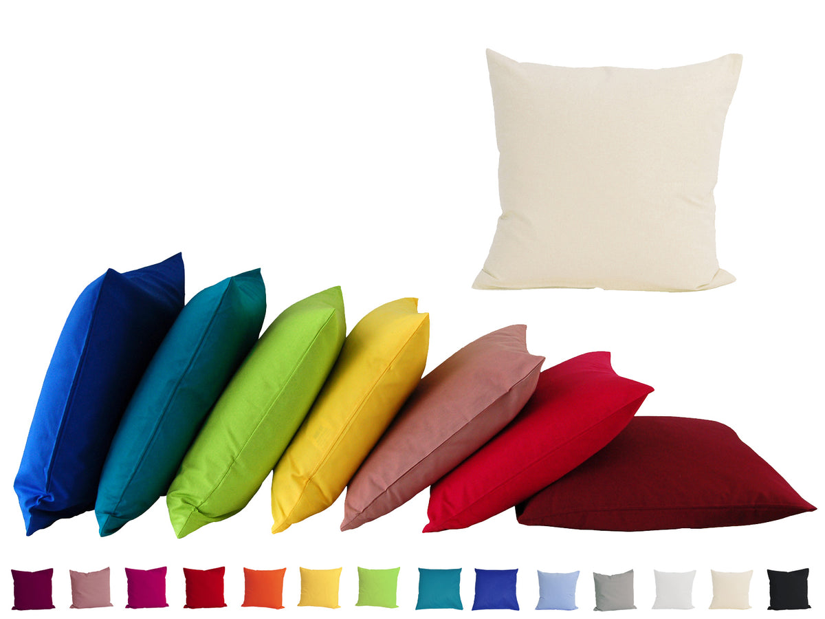 Ein hellbeiges, quadratisches Kissen auf einem weißen Hintergrund. Darunter ist eine Kissenreihe mit Kissenbezügen in den kräftigen Farben royal-blau, petrol, apfelgrün, gelb, altrosa, rot und hibiskus.