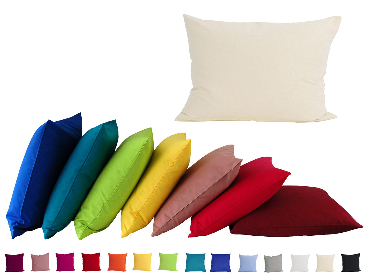 Ein hellbeiges, rechteckiges Kissen auf einem weissen Hintergrund. Darunter ist eine Kissenreihe mit Kissenbezuegen in den kraeftigen Farben royal-blau, petrol, apfelgruen, gelb, altrosa, rot und hibiskus.
