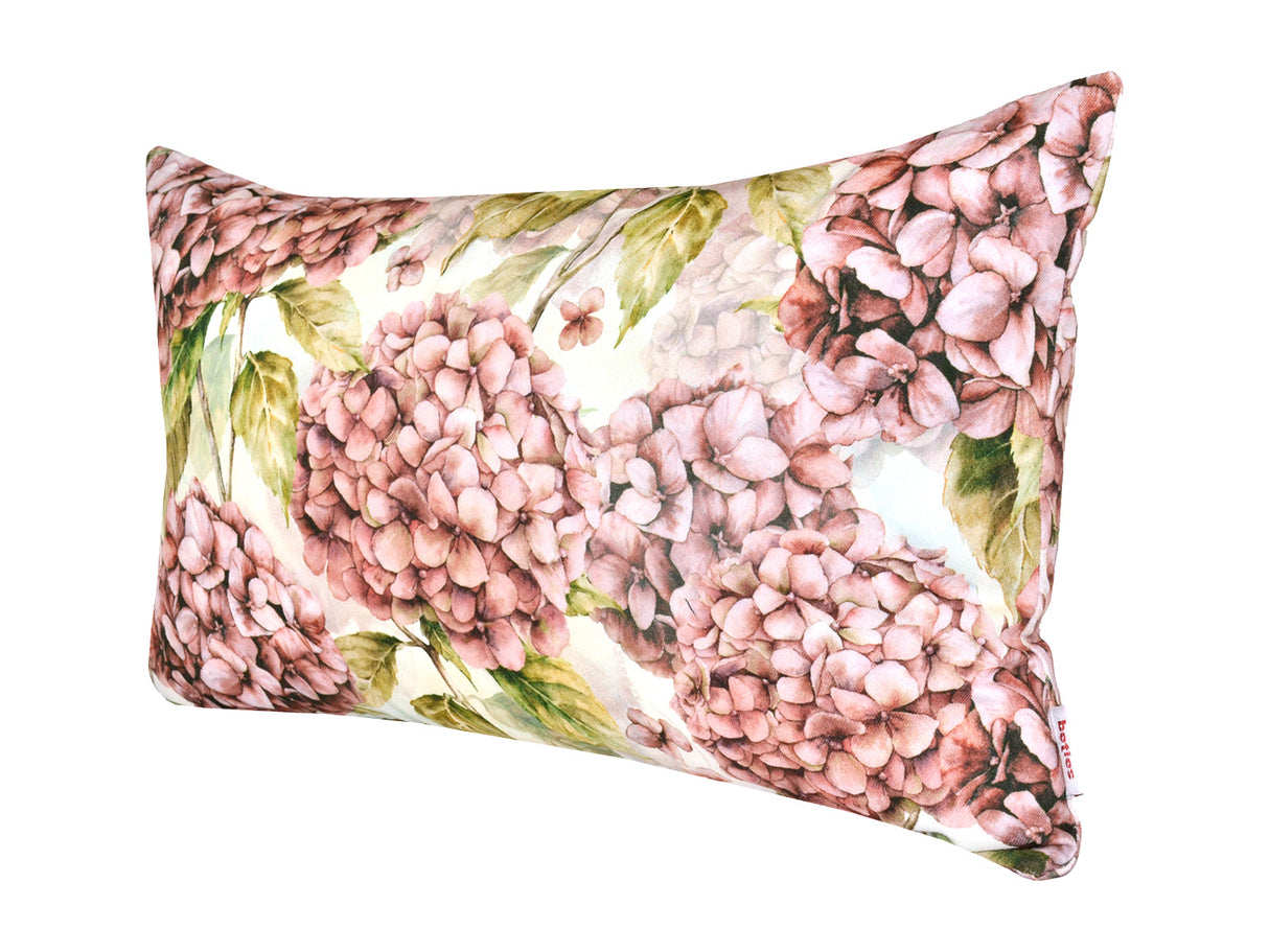Rechteckiger Kissenbezug im Landhausstil, bedruckt mit rosa/pinken Hortensien-Blueten.