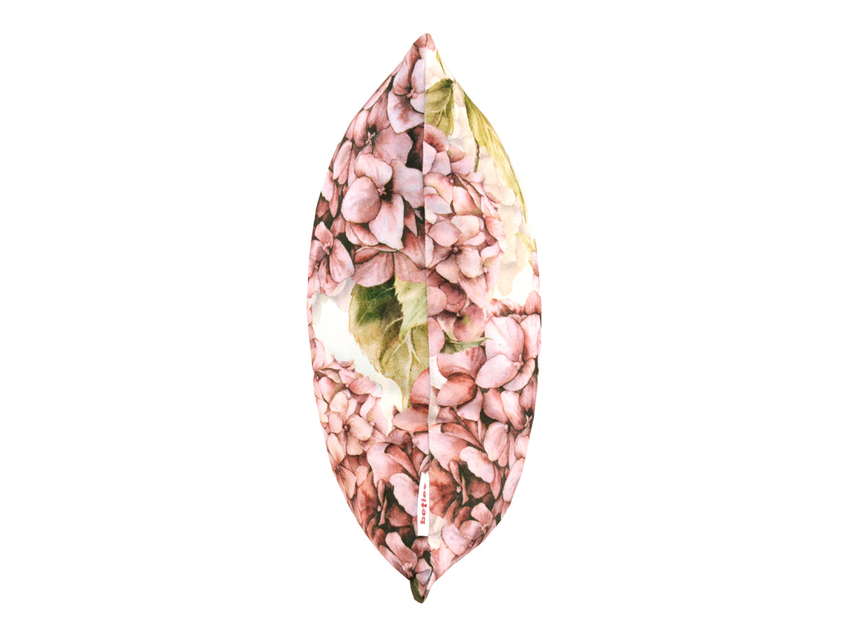Seitenansicht eines Kissenbezug im Landhausstil, bedruckt mit rosa Hortensien-Blueten.