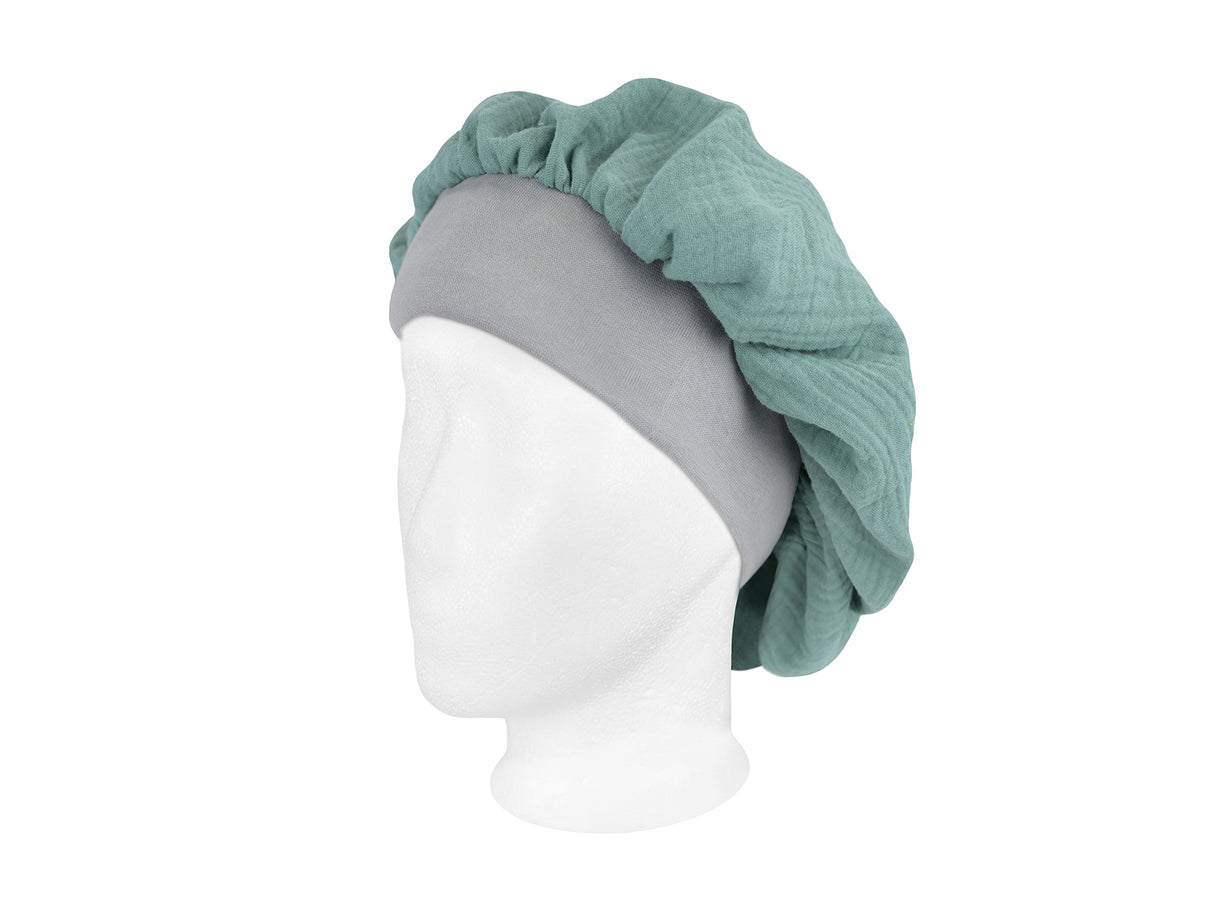 beties Musselin Bonnet Haarhaube Eukalyptus Grün – Schrägansicht, 100% Bio-Baumwolle Musselin