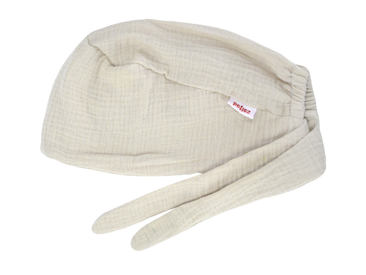 beties Musselin Schlafmütze OP-Haube – Mandelbeige – liegend – 100% Musselin
