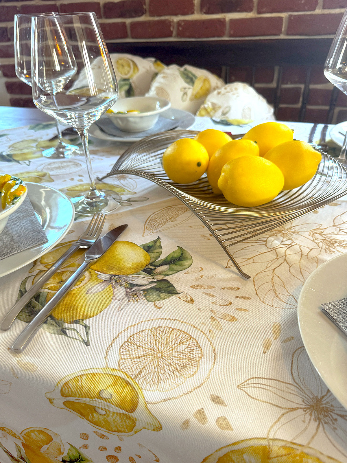High-quality tablecloth 110x110–130x220 cm made of 100% cotton – lemon design from the beties "Italy Collection"