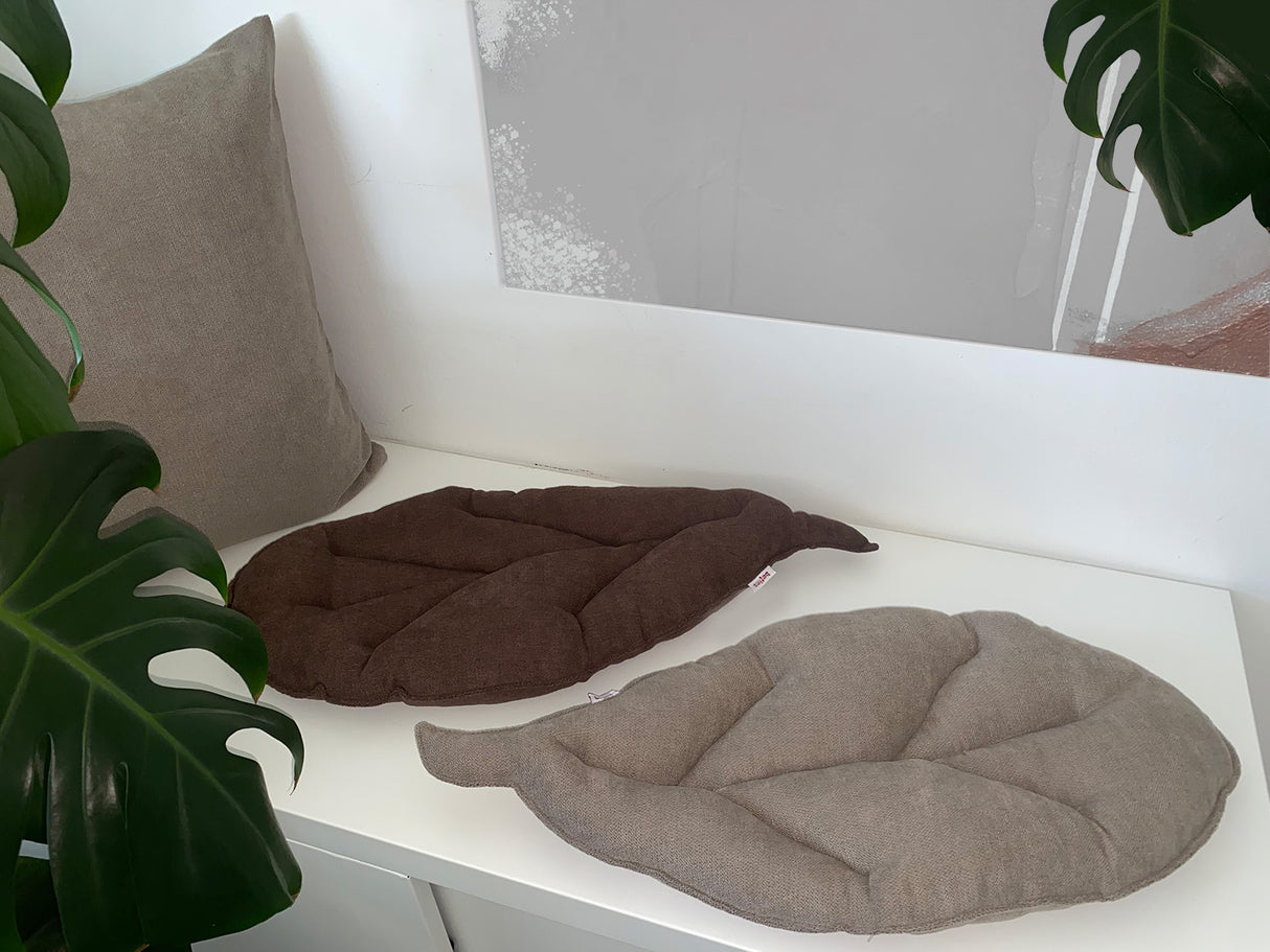 Kissen Blatt 28x59 cm beties „FarbTon" in greig-taupe und kaffeebohne-braun – Wohnambiente