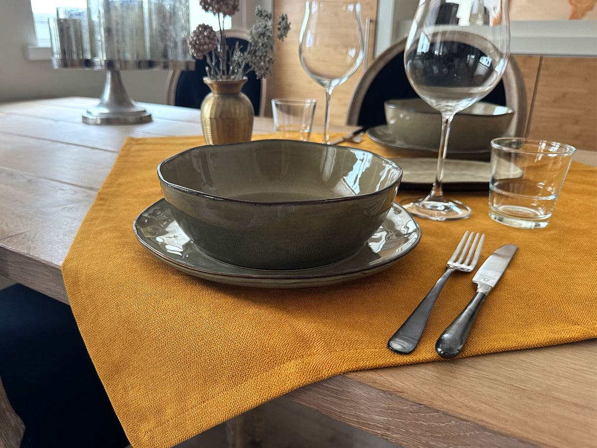 Mitteldecke curry-gelb beties „FarbTon" auf gedecktem Tisch in Wohnambiente