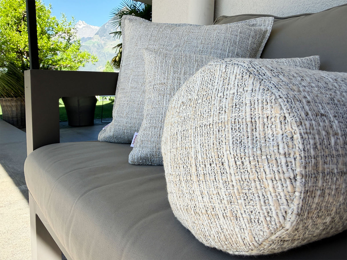 beties Freiluft Melange Kissenhülle Beige auf Loungemöbeln – wetterfeste Outdoor-Dekoration für Terrasse
