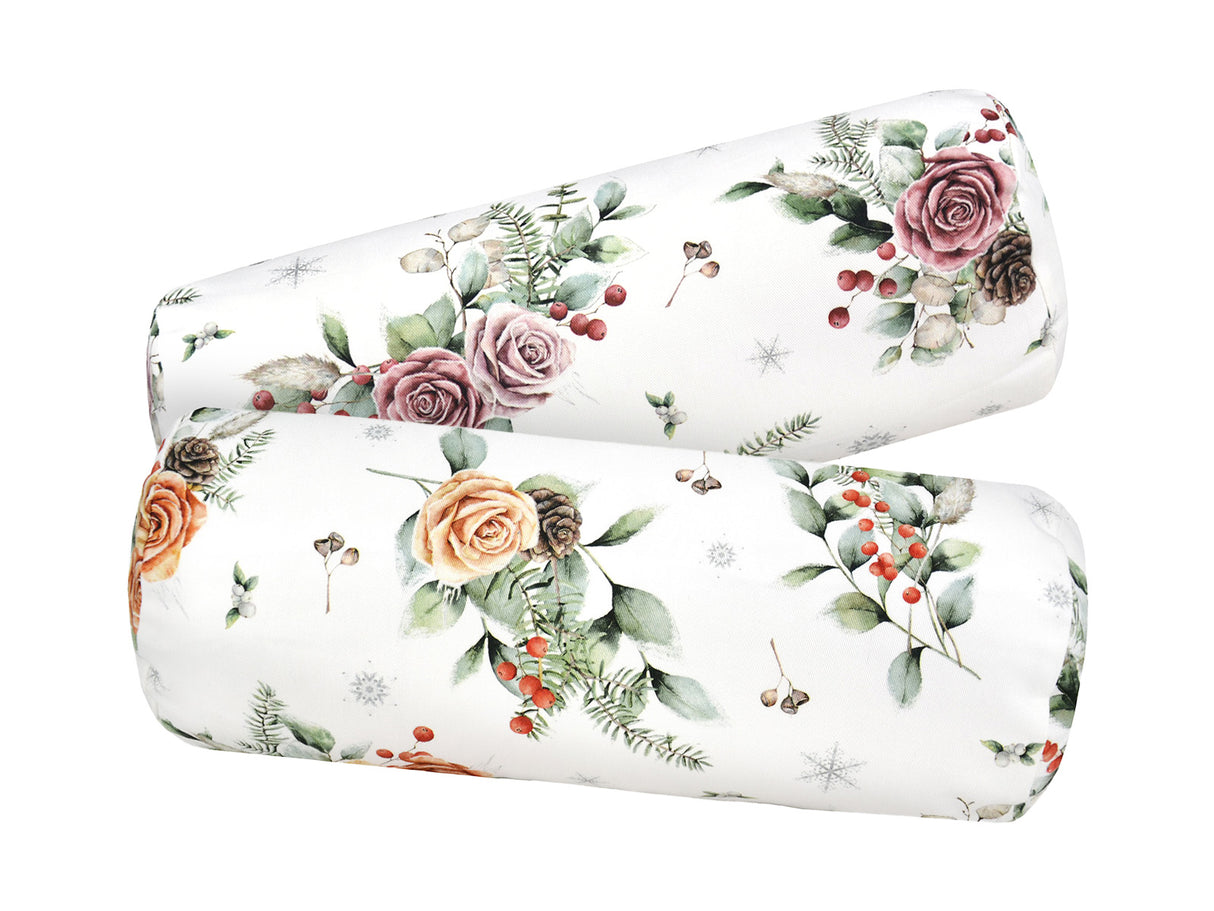 Weisse Nackenrollenhuellen ca. 15x40 cm – Winterdeko mit rosa oder orangen, gefrosteten Rosen, Tannenzapfen un Zweigen. – 100% Baumwolle – aus der beties Magie des Winters "Frost-Rose" Kollektion.
