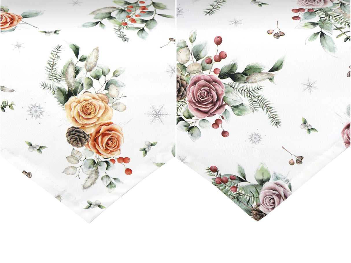 Weisse Mitteldecken – Winterdeko mit gefrosteten Rosen in den Farben mauve oder orange, Kieferzapfen und Zweigen im Alloverdruck – 100% Baumwolle – aus der beties Magie des Winters "Frost-Rose" Kollektion.