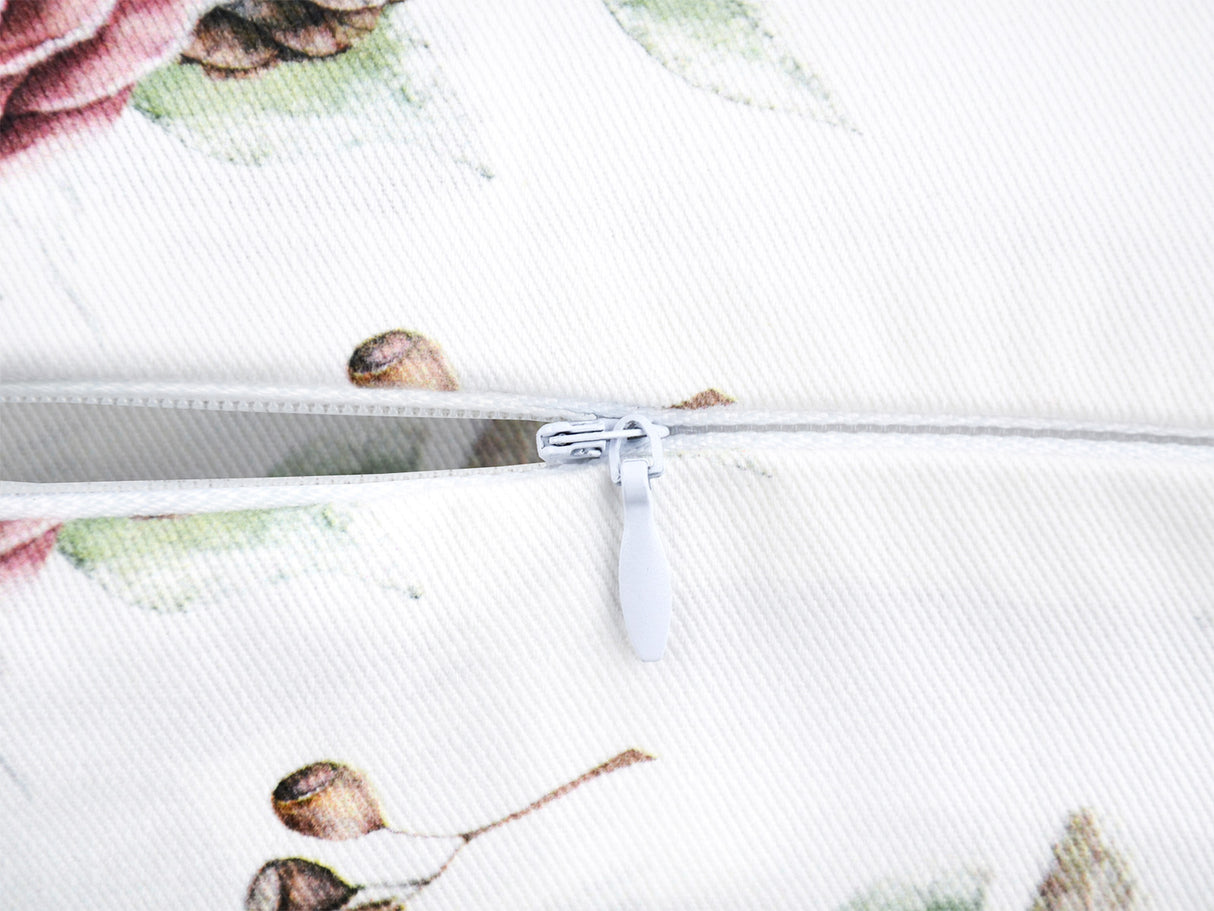 Weisse Nackenrollenhuelle ca. 15x40 cm – Winterdeko mit rosa, gefrosteten Rosen, Tannenzapfen und Zweigen. Detailansicht vom Reissverschluss – 100% Baumwolle – Aus der beties Magie des Winters "Frost-Rose" Kollektion.