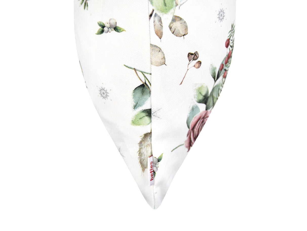 Weisse Kissenhuelle ca. 50x50 cm – Winterdeko mit rosanen gefrosteten Rosen, Kieferzapfen und Zweigen im Allloverdruck. Detailansicht von der Seite mit beties Label – 100% Baumwolle – Aus der beties Magie des Winters "Frost-Rose" Kollektion.