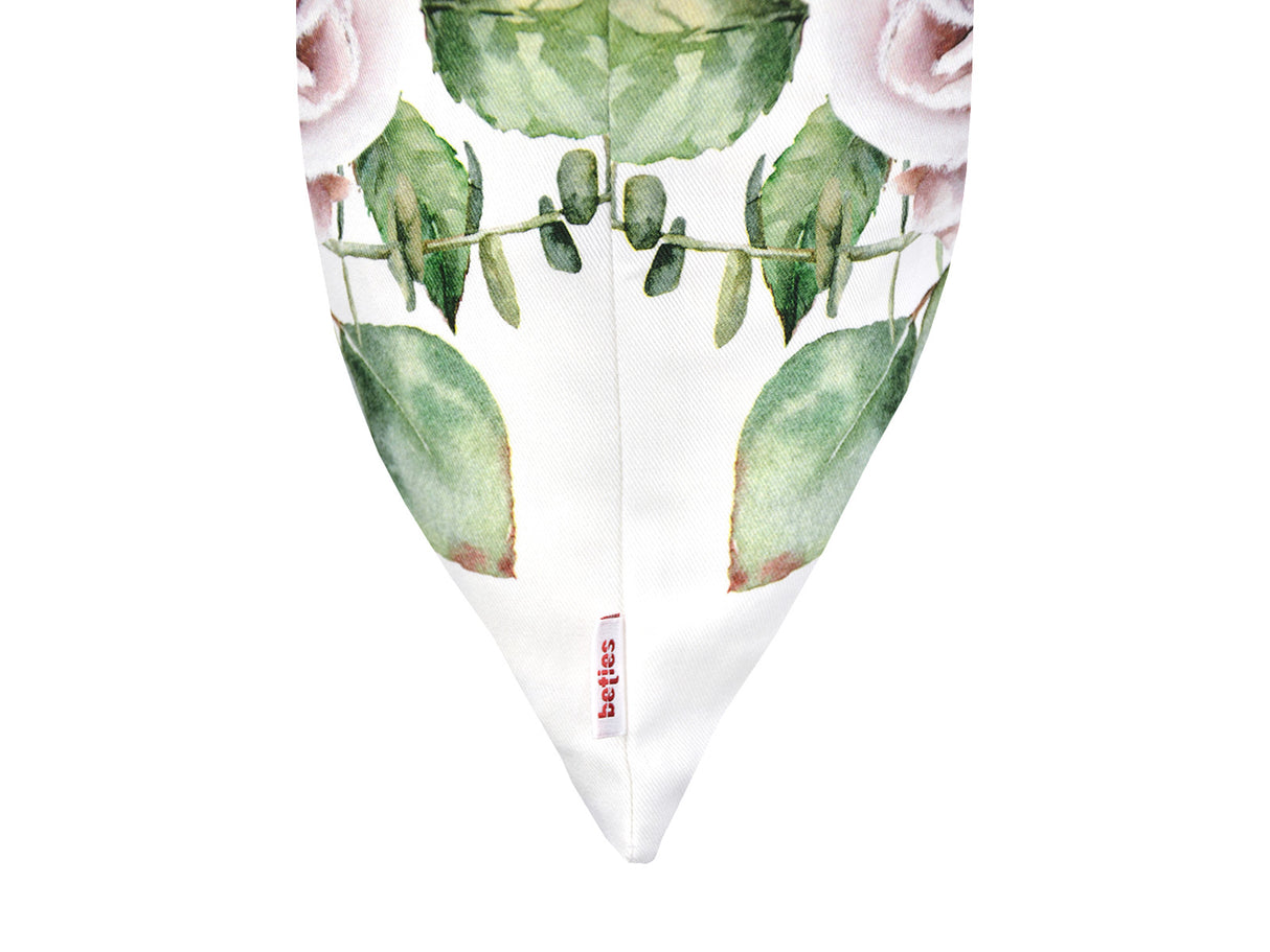 Weisse Kissenhuelle ca. 50x50 cm – Winterdeko mit rosa gefrosteten Rosen Bukett und Zweigen. Ansicht von der Seite mit beties Label – 100% Baumwolle – Aus der beties Magie des Winters "Frost-Rose Bukett" Kollektion.