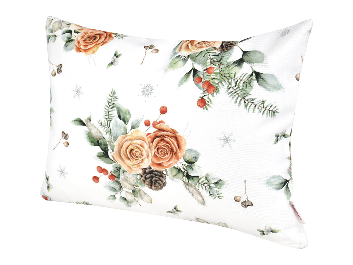 Weisse Kissenhuelle ca. 25x35 cm – Winterdeko mit orangen, gefrosteten Rosen, Kieferzapfen und Zweigen – 100% Baumwolle – Aus der beties Magie des Winters "Frost-Rose" Kollektion.