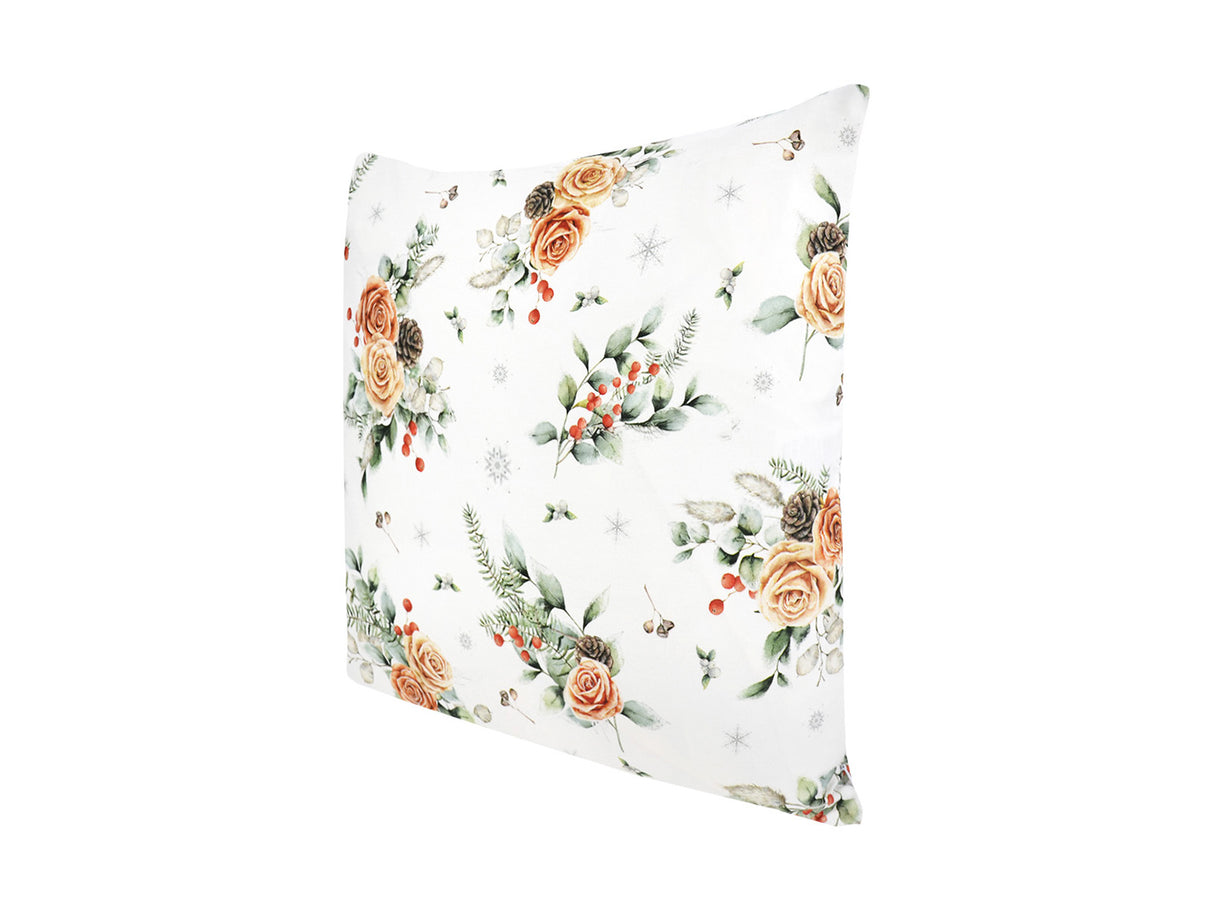 Weisse Kissenhuelle ca. 40x40 cm – Winterdeko mit orangen gefrosteten Rosen, Kieferzapfen und Zweigen im Alloverdruck – 100% Baumwolle – Aus der beties Magie des Winters "Frost-Rose" Kollektion.