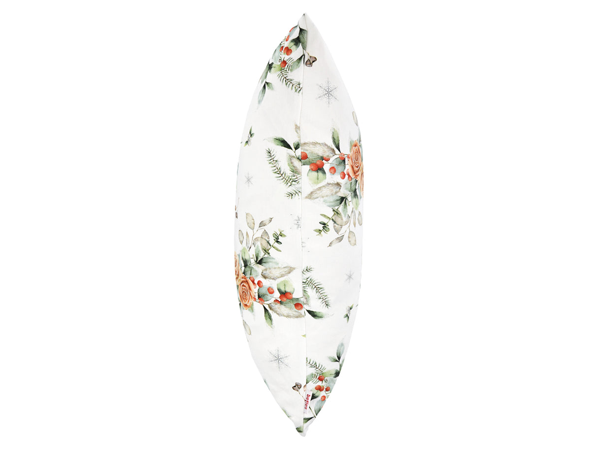 Weisse Kissenhuelle ca. 50x50 cm – Winterdeko mit orangen gefrosteten Rosen, Kieferzapfen und Zweigen im Allloverdruck. Ansicht von der Seite – 100% Baumwolle – Aus der beties Magie des Winters "Frost-Rose" Kollektion.