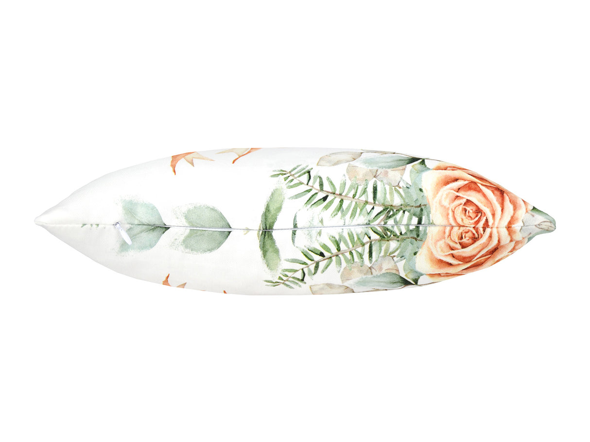 Weisse Kissenhuelle ca. 25x35 cm – Winterdeko mit orangen, gefrosteten Rosen, Kieferzapfen und Zweigen. Ansicht von unten mit Reissverschluss – 100% Baumwolle – Aus der beties Magie des Winters "Frost-Rose" Kollektion.