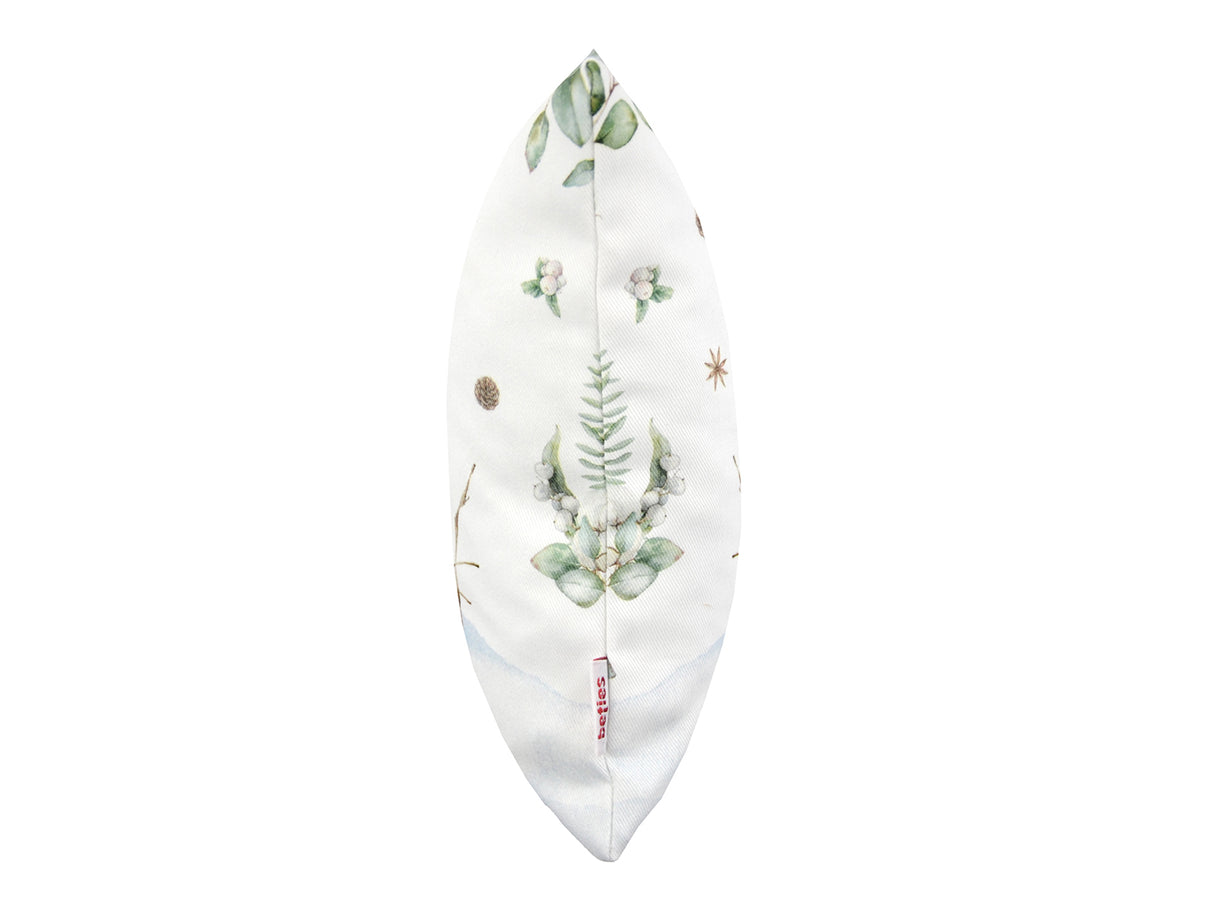 Weisse Kissenhuelle von der Seite präsentiert, 25x35 cm – Winterdeko liebevoll gestaltet mit einem Eichhoernchen, Tannenzapfen, Knallbeeren, Sternanis & Eukalyptus – 100% Baumwolle – beties Magie des Winters "Moggl-Hütte".