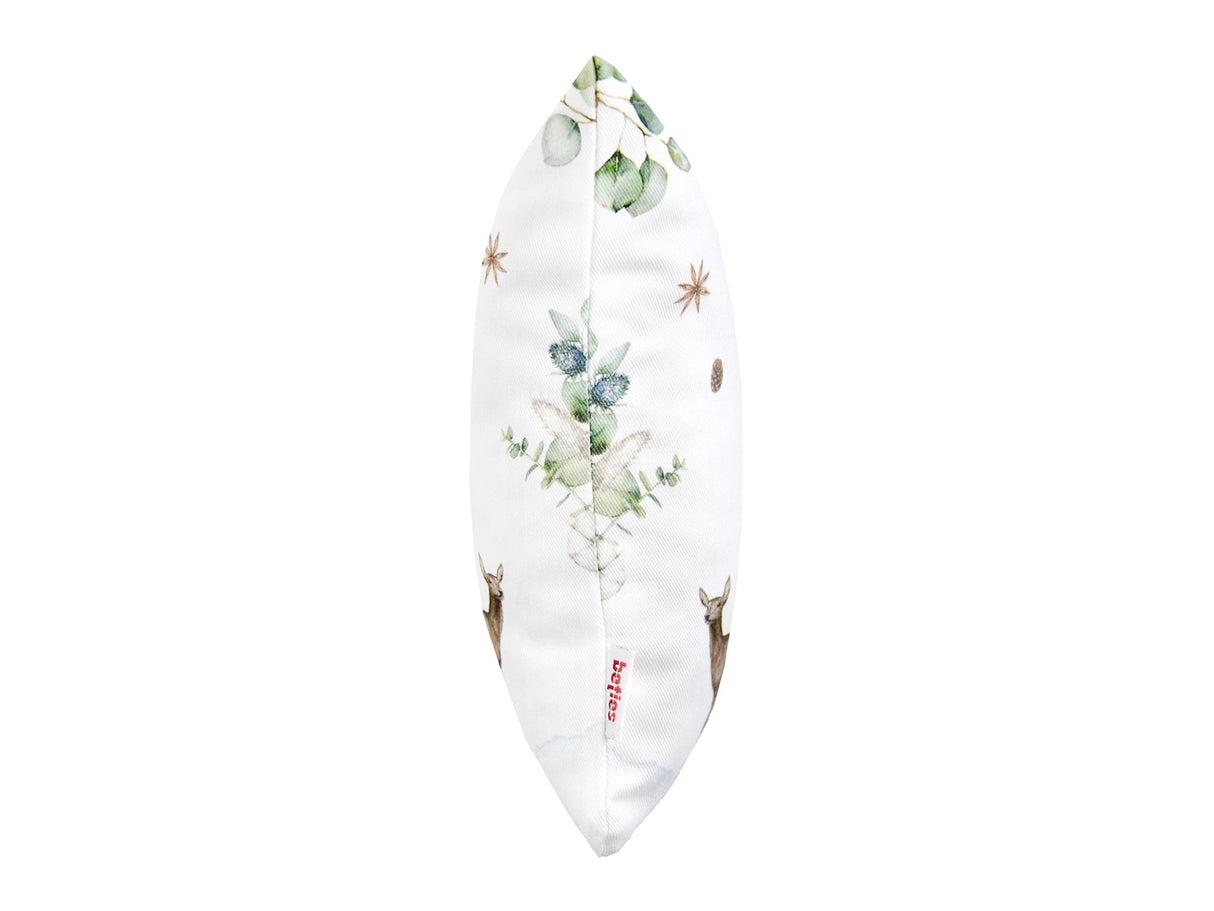 Weisse Kissenhuelle von der Seite präsentiert, 25x35 cm – Winterdeko liebevoll gestaltet mit Hütte, Rehen, Tannenzapfen, Knallbeeren, Sternanis & Eukalyptus – 100% Baumwolle – beties Magie des Winters "Moggl-Hütte".