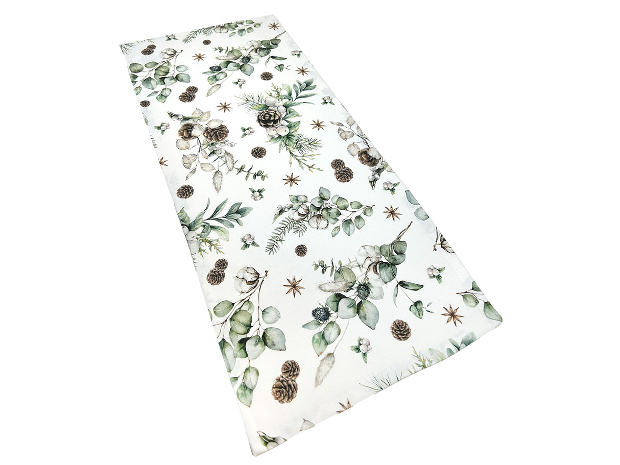 Weisser XS Tischlaeufer ca. 32x74 cm – Winterdeko mit Tannenzapfen – 100% Baumwolle – aus der beties Kollektion, Magie des Winters "Moggl"