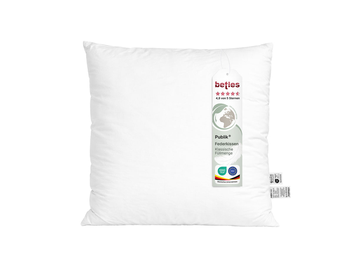 beties Publik Federkissen Fuellkissen 60x60 cm – weisses Kissen mit klassischer Federfuellung freigestellt auf weissem Hintergrund mit etikett