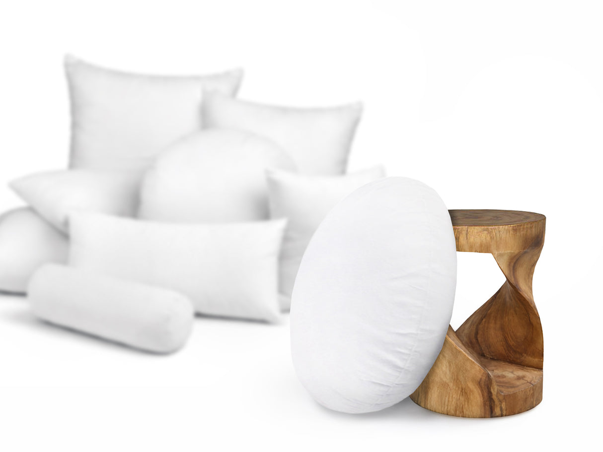 beties Publik Federkissen Fuellkissen 80 cm rund – Groessenvergleich neben einem Holzhocker