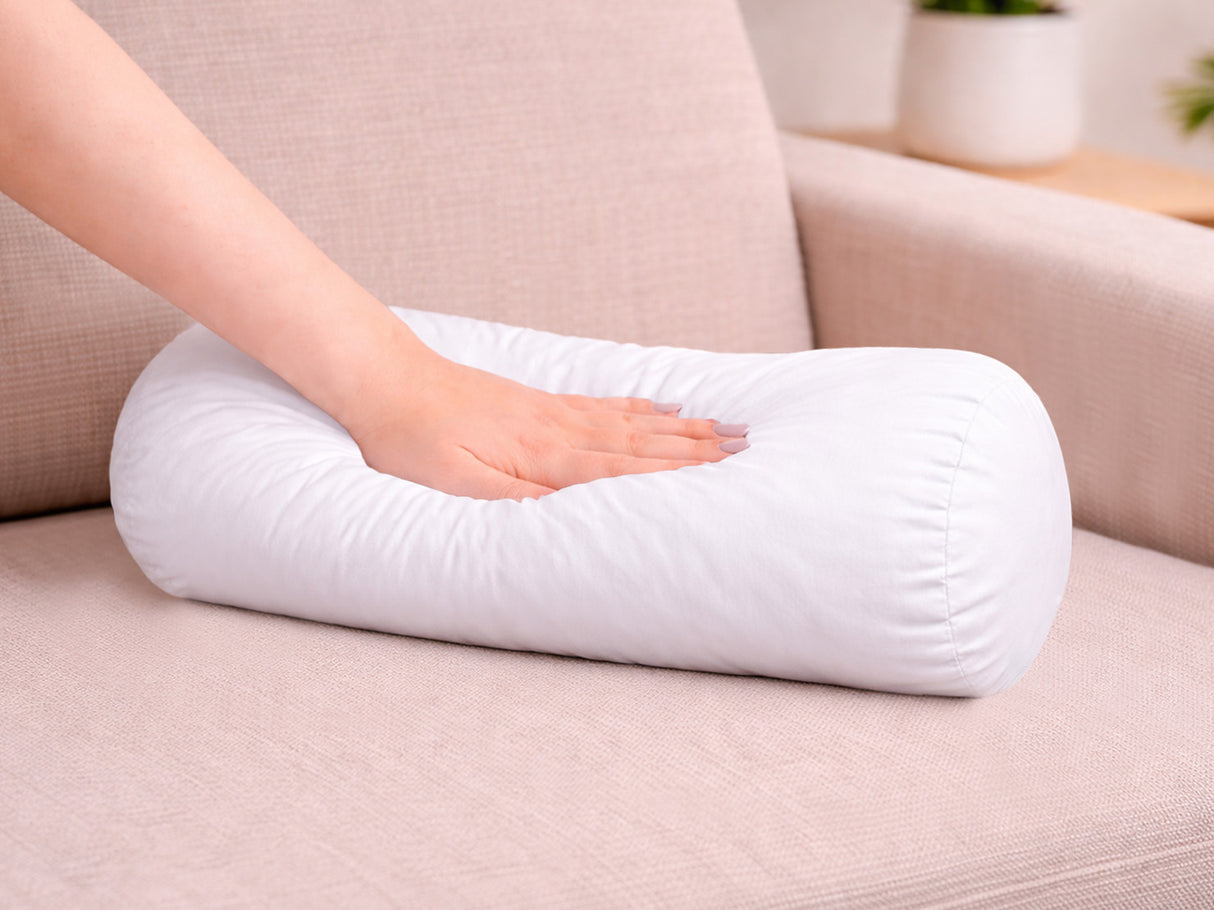 beties Publik Federkissen Fuellkissen – Milieu-Aufnahme Nackenrolle Füllmenge auf einem hellem Sofa