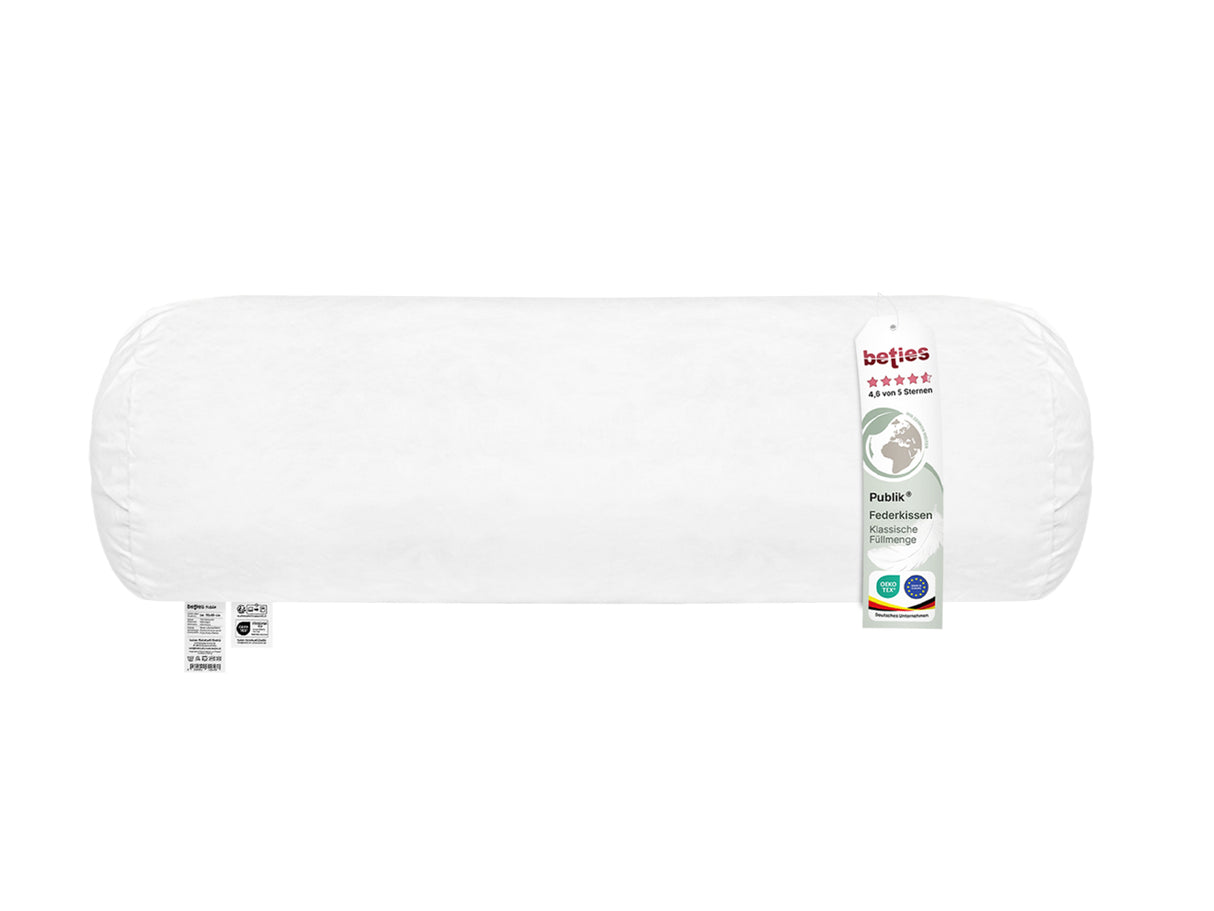 beties Publik Federkissen Nackenrolle 15x40 cm – weisse Nackenrolle mit klassischer Federfuellung freigestellt auf weissem Hintergrund mit etikett