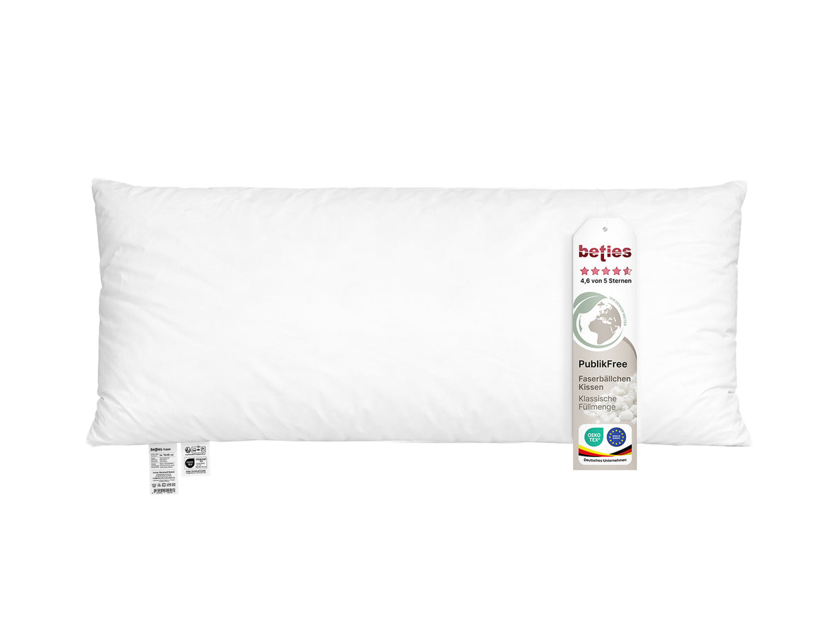 beties PublikFree Polyesterflocken Füllkissen 30x70 cm – weißes Füllkissen mit etikett mit klassischer veganer Polyesterflocken-Füllung, Bezug aus weißem Baumwollstoff, freigestellt auf weißem Hintergrund
