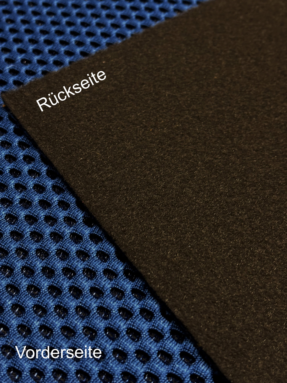 Stoffvorderseite: Blauer 3D-Waben-Stoff, Stoffrueckseite: Schwarzer Fleece.