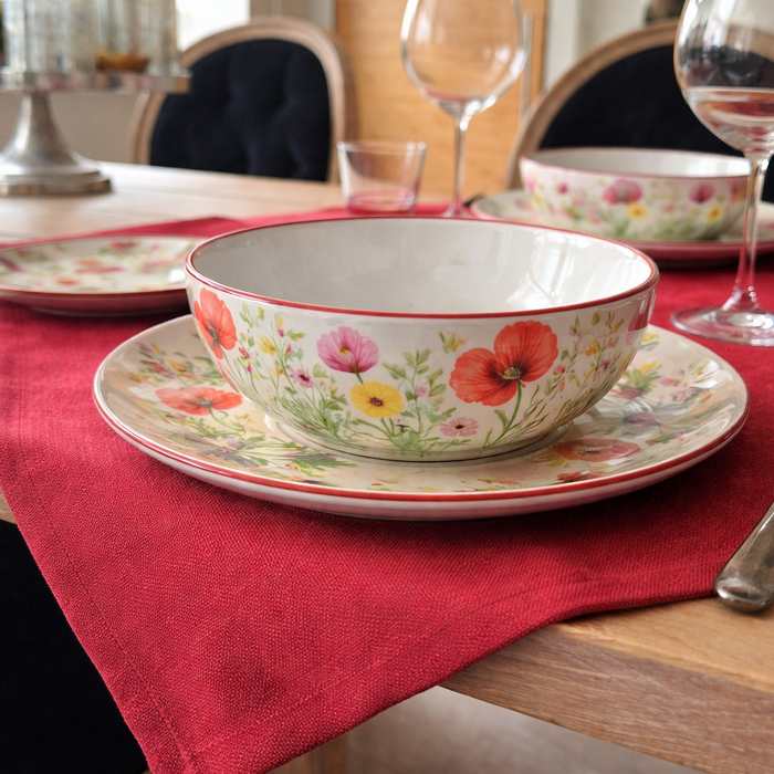 Tischdecke Rot mit Wiesenblumen-Geschirr – Premium Tischset aus Chenilehaptik-Optik mit buntem Mohnblumen-Porzellan 