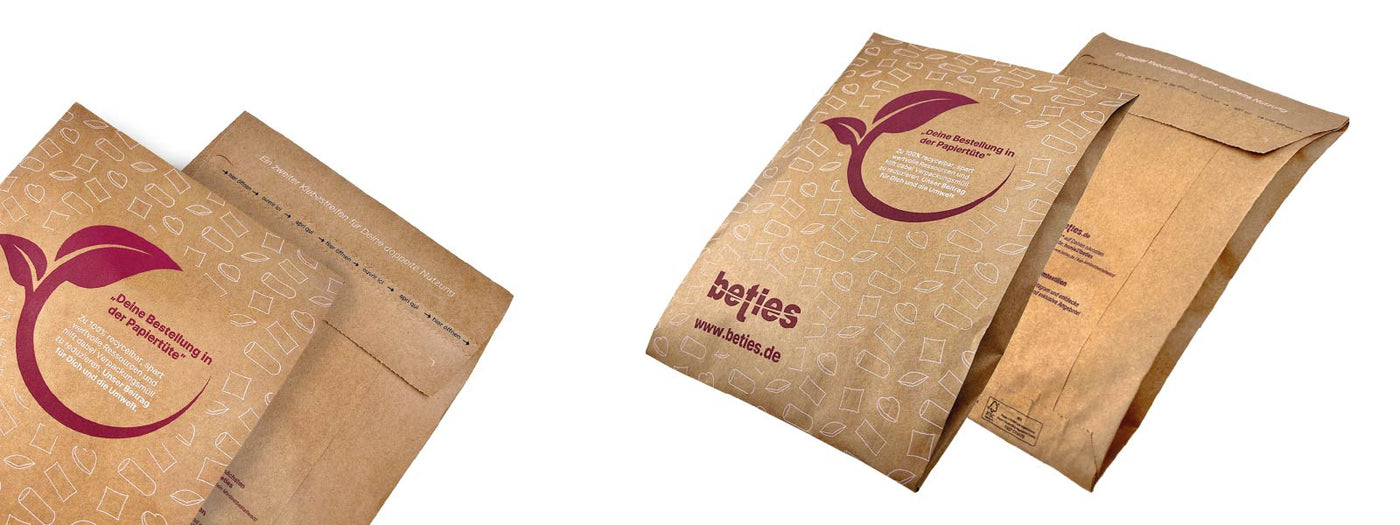 Eine braune Papiertaschen von vorne und hinten dargestellt, mit einem roten logo und dem Markennamen beties bedruckt, mit gedruckter Anleitung und verschlossenen Klappen, auf weißem Hintergrund. 