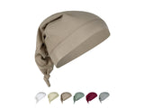 Beige Beanie-Zipfel-Muetze auf einem weissen  Hintergrund. Darunter eine Reihe mit Beanie-Zipfelmuetzen in den Farben Weiss, Hellbeige, Beige, Gruen, Weinrot ind Grau