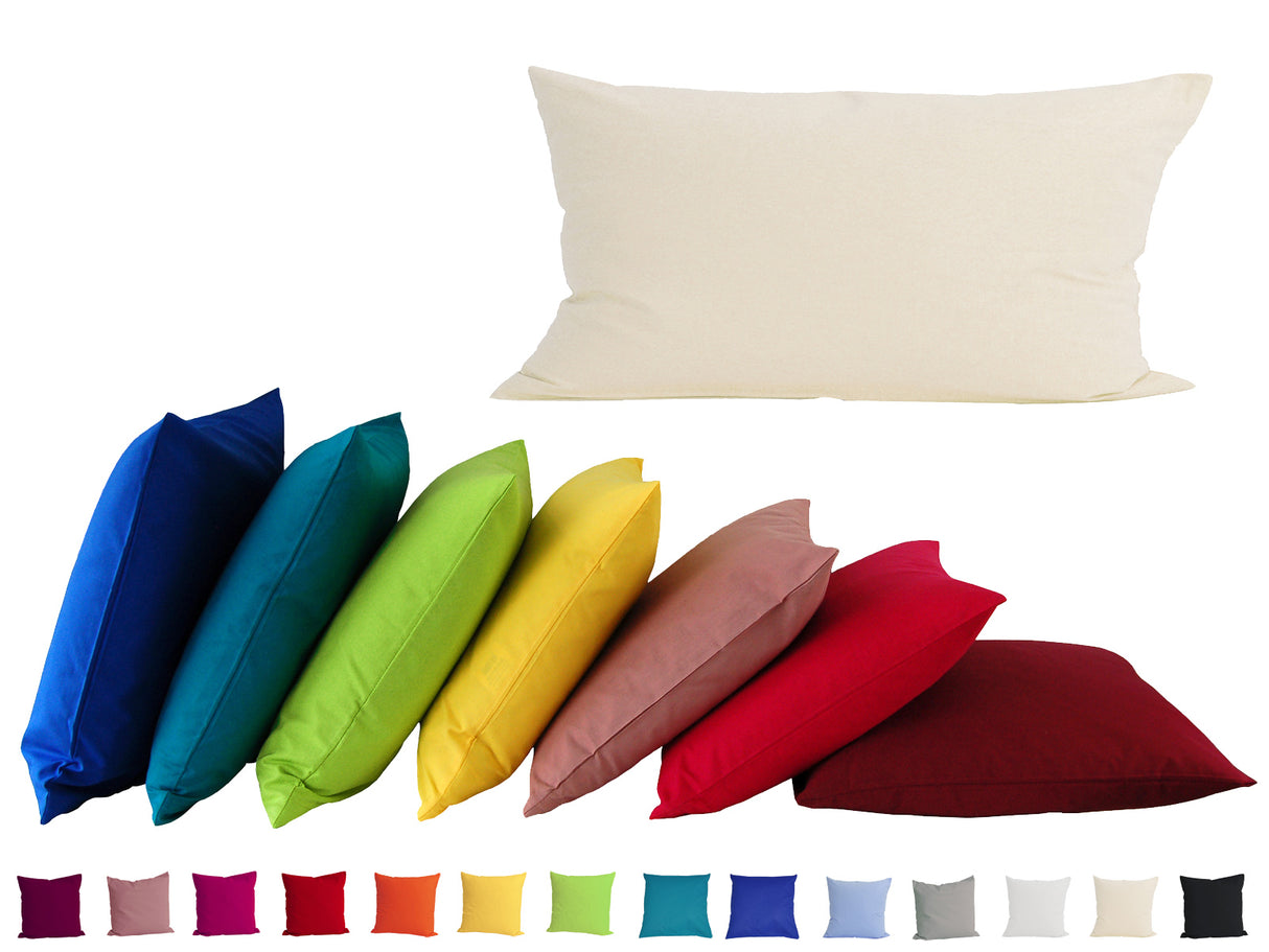 Ein hellbeiges, rechteckiges Kissen auf einem weissen  Hintergrund. Darunter ist eine Kissenreihe mit Kissenbezuegen in den kraeftigen Farben royal-blau, petrol, apfelgruen, gelb, altrosa, rot und hibiskus.