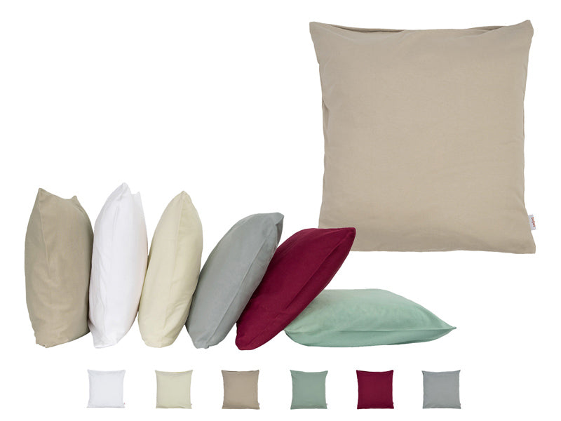Beiges, quadratisches Kissen auf einem weissen  Hintergrund. Darunter ist eine Kissenreihe mit Kissenbezuegen in den Farben Beige, Weiss, Natur, Hellgrau, Weinrot und Gr�n.
