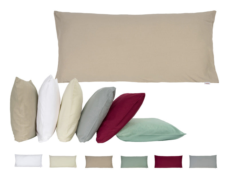Beiges, rechteckiges Kissen auf einem weissen  Hintergrund. Darunter ist eine Kissenreihe mit Kissenbezuegen in den Farben Beige, Weiss, Natur, Hellgrau, Weinrot und Gr�n.