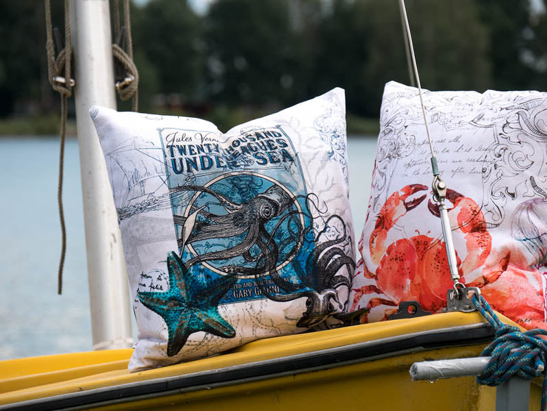 Kissen Motiv Nautic Octopus Krebs auf einem gelben Boot