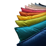 Samt Kissenbezuege, mit einer Jeansnaht (Doppelnaht), in einem Faecher angeordnet. In den Farben admiral-blau petrol, mai-gruen, curry-senf-gelb, rost-orange, karmin-rot, altrosa, breun-beige, taupe, stein-grau und schwarz.