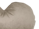 Nahaufnahme von dem Samt Stoff des Herzkissen in der Farbe taupe.