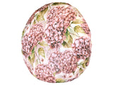 Gebluemter, runder Kissenbezug im Landhausstil, bedruckt mit rosa/pinken Hortensien-Blueten.