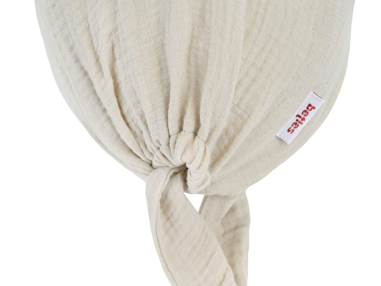  beties Musselin Schlafmütze OP-Haube – Mandelbeige – Rückansicht – 100% Musselin 