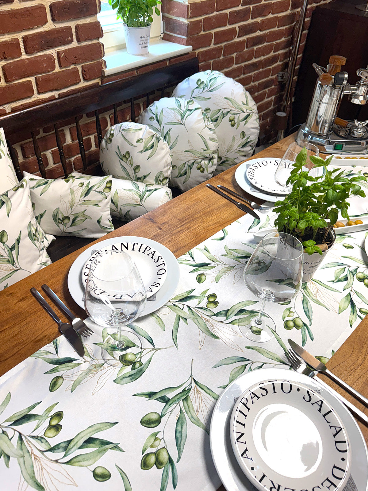 Mediterranean table runner made of 100% cotton - Olive design from the beties "Italy Collection"