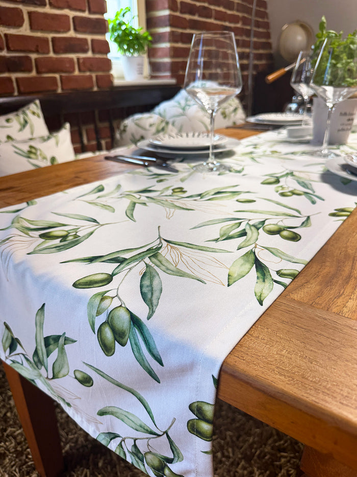  Tischläufer mit Olivenzweig-Muster in Grün – Premium Tischdecke aus Baumwolle mit botanischem Oliven-Print in Aquarell-Optik für mediterrane Tischdekoration und festliche Anlässe