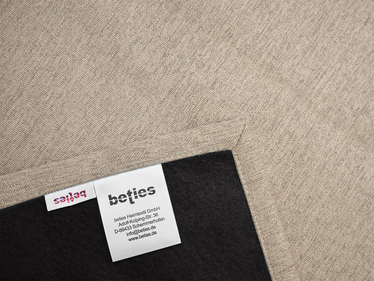 beties Wunschton Nahaufnahme Stoff und Innenvließ mit Briefecke Taupe Braun – melierter Möbelstoff 