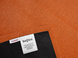  beties Wunschton Terracotta Orange – zweite Nahaufnahme melierter Möbelstoff, Gewebestruktur Detail mit briefeck