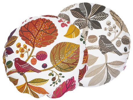 Zwei runde Kissenbezuege mit Blaetter, Zweigen und Voegeln auf weissem Hintergrund bedruckt. Einer ist in den Farben braun/taupe und der andere ist ganz bunt gehalten.