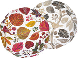 Zwei runde Kissenbezuege mit Blaetter, Zweigen und Voegeln auf weissem Hintergrund bedruckt. Einer ist in den Farben braun/taupe und der andere ist ganz bunt gehalten.