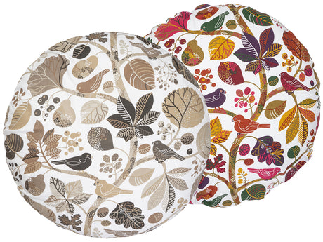 Zwei runde Kissenbezuege mit Blaetter, Zweigen und Voegeln auf weissem Hintergrund bedruckt. Einer ist in den Farben braun/taupe und der andere ist ganz bunt gehalten.