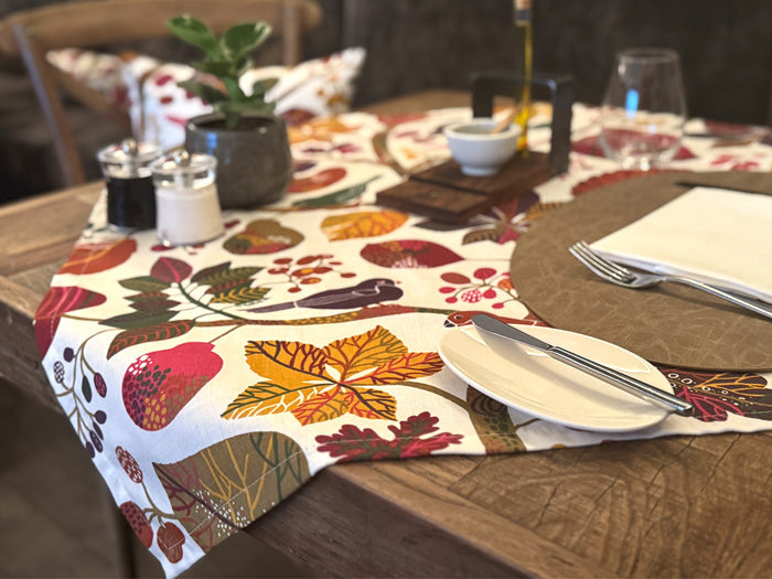 Tischläufer mit Herbstblätter-Muster in Rot, Orange und Braun – Premium Tischdecke aus Baumwolle mit buntem Blätter-Print für Herbstdekoration und festliche Tischdekoration