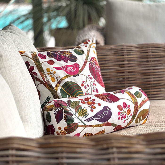 Dekokissen mit Vogelmotiv bunt – Designer-Kissenbezug Zauberwald-Muster