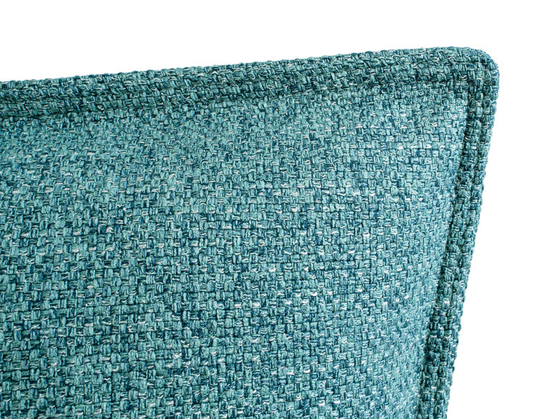 Nahaufnahme des Boucle-Kissenbezuges mit Doppelnaht in der Farbe Petrol.